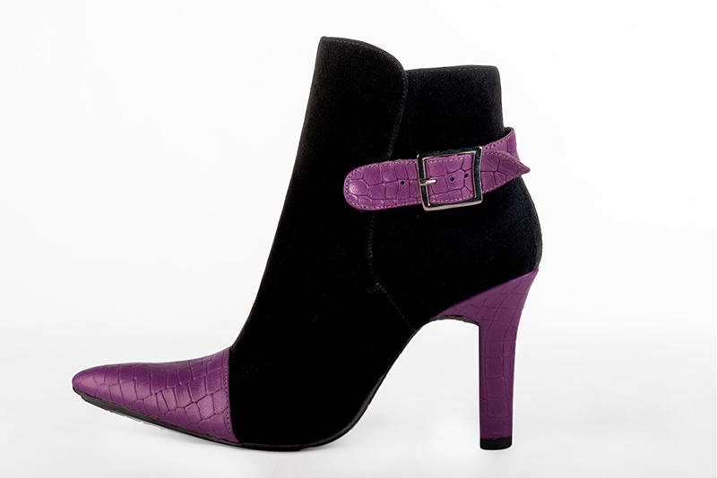 Mauve purple and matt black women's ankle boots with buckles at the back. Tapered toe. Very high kitten heels. Profile view - Florence KOOIJMAN